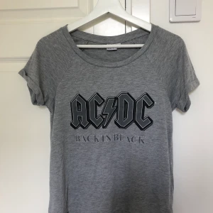 AC/DC T-shirt  - Säljer nu en snygg AC/DC T-shirt för endast 40kr. Köparen står för frakten eller så möts vi upp i Stockholm.