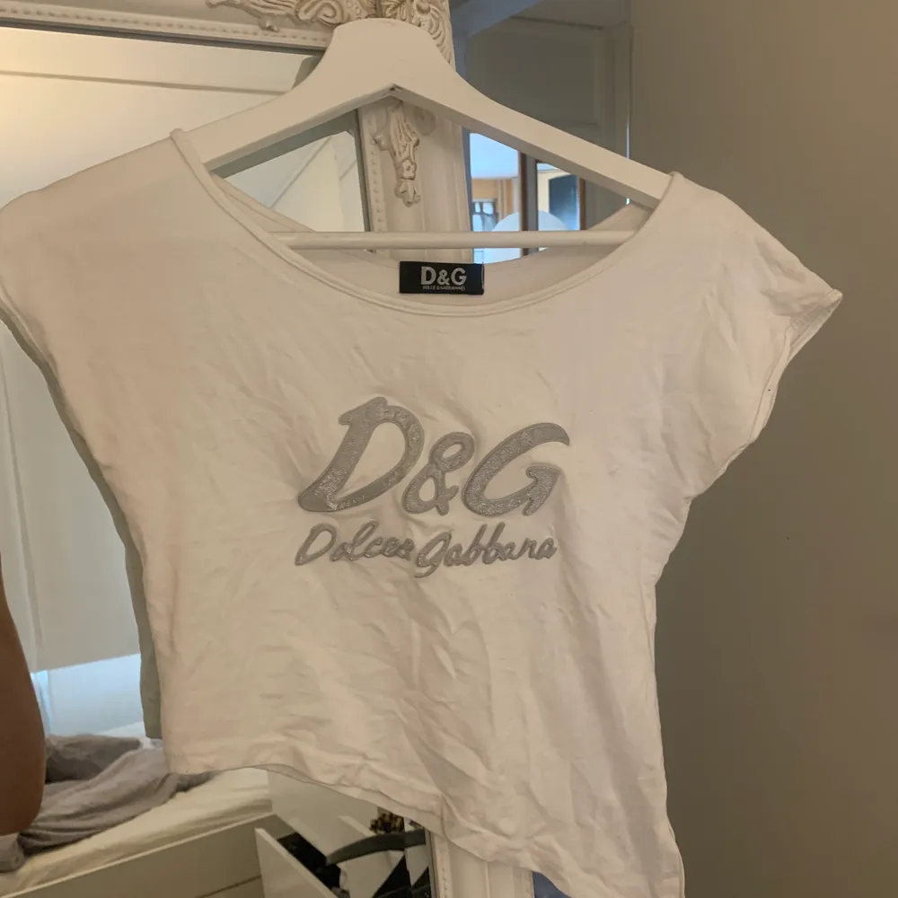 En snygg Dolce & Gabbana tröja med glittrigt tryck på som inte kommer till användning. T-shirts.