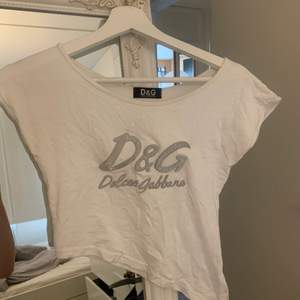 En snygg Dolce & Gabbana tröja med glittrigt tryck på som inte kommer till användning