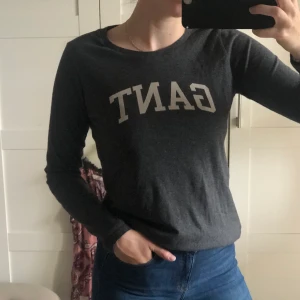 Gant tröja  - Super fin gant tröja i storleken Xs. Tröjan är i nyskick. Säljer denna för 100kr + frakt. Hör av dig om du har funderingar🤍🤍