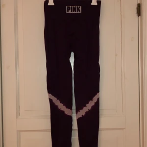Träningstights från pink - Träningstights i seamless modell från Pink 💕 använda ett fåtal ggr. Ljusare än på bilden och skön passform. Säljer då det blivit för små. Nypris runt 500, inköpta i London. 