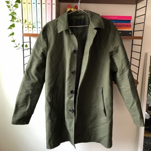 Mörkgrön kappa  - Mörkgrön regnkappa. Knappt använd.  