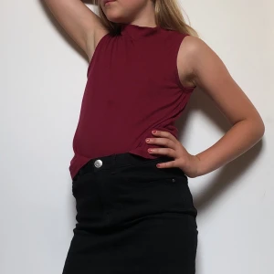 Vinröd polo tröja - Väldigt fin polo med hög krage!