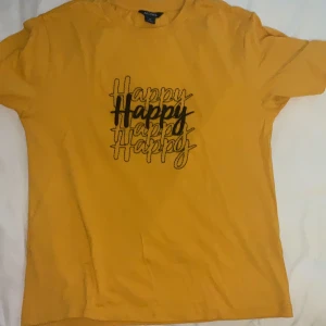 Gul t-shirt - Gul enkel t-shirt från Monki. Passar även S. Frakt ingår ej