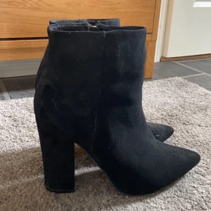 Klackarskor - Oanvända klackar skor, säljer pågrund av att de inte kommer till användning! Storlek 39