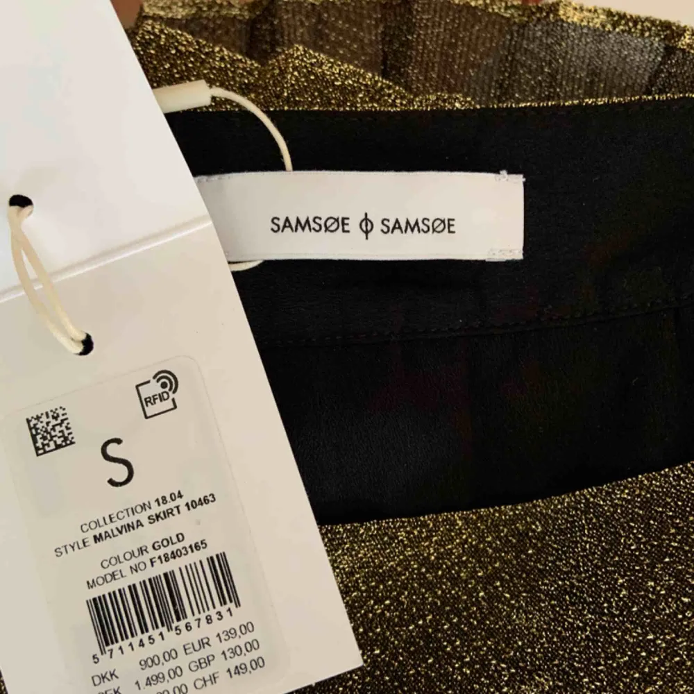 Jättefin glittrig plisserad kjol från Samsøe Samsøe! Helt ny och oanvänd. Kan mötas upp i Uppsala eller frakta. Hör av dig om fler bilder eller frågor 🥰. Kjolar.