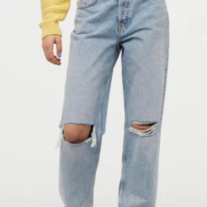 Hm jeans med hål - Säljer mina populära hm jeans med hål. Dessa är slutsålda sedan länge. Använda ganska mycket men är i fortfarande bra skick utseendemässigt. Hör av er för fler bilder eller frågor. Funkar i längd för mig som är 173