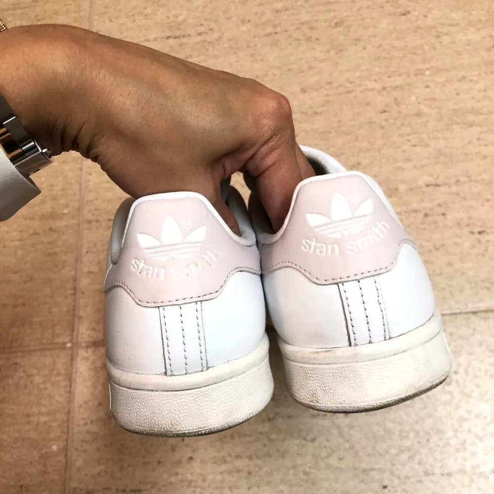 🌟 Super snygga sneakers från Adidas med ljusrosa detalj, storlek (37 1/3) Färg: Vita. Kan mötas upp i Helsingborg eller skickas mot en fraktkostnad 📮 . Skor.