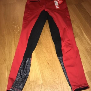 Ridbyxor stl 38 - Ridbyxor som är fleece fodrade på insidan. Helt nya, lapparna sitter fortfarande kvar. 