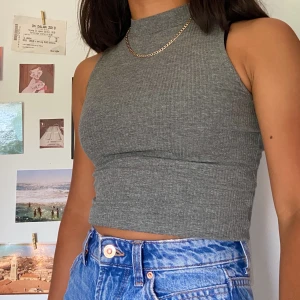 Ribbat linne - Grått ribbat linne med hög krage i fint skick. Barnstolek 134/140 men passar XS. Hellre snabb affär än högt bud och köparen står för frakt✌🏽💗💗💗