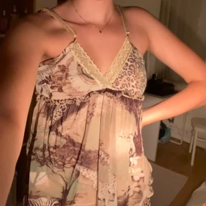 y2k linne - köpt på humana, märke mezzo. står ej strl men är stretchig så funkar för xs-m 💗 fint skick! kan frakta eller mötas på söder, köpare står för frakt ☺️ de mönstrade tyget är löst under bysten, & är ej på baksidan se bild 2 & 3. frakt: 11 kr😊