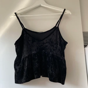 Kort sammetstopp Monki  - Kort sammetstopp från Monki. Storlek S. 