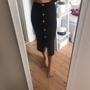 Kjol - Kjol i lite tjockare material. Sitter supersnygg på och har fina knappar framtill.