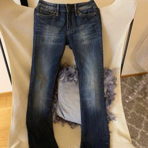 Mörkblå bootcut - Tajta bootcut från crocker strl 25/32, xxs skulle jag säga. Är 160 lång o de passar mig på längden. Assnygg tvätt!