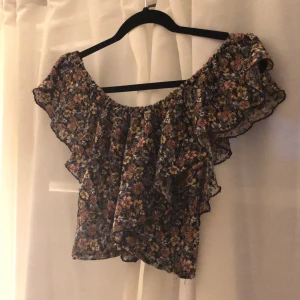 Off shoulder Volang topp - Passar S/M. Pris+frakt . Ser likadan ut på baksidan 