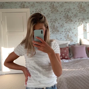 T-shirt - Säljer en super fin vit T-shirt med fransar, köpt i Milano. Den är super skön och stretchig men kommer tyvärr aldrig till användning. Pris: 75 kr. FRAKT TILLKOMMER💗🧚🏼