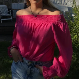 Blus - Supersöt Rosa blus med  volang-ärmar. Frakt tillkommer