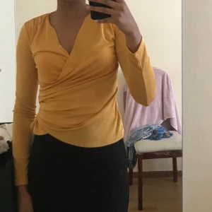 Longsleeve top  - Helt ny oanvänd från Boohoo‼️ Fin design och bekväm. Kan användas som S också då den är lite pösig av sig. Lätt att matcha till en outfit och kan användas till en classy samt casual outfit 😊  Köpt för 249kr 