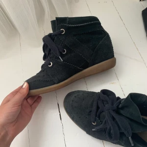Isabel marant bobby  - Isabel marant sneakers i modellen Bobby, skorna är i svart mocka, de varsamt använda och i fint skick, stl 40 men passar mer en 39, två dustbags medföljer 