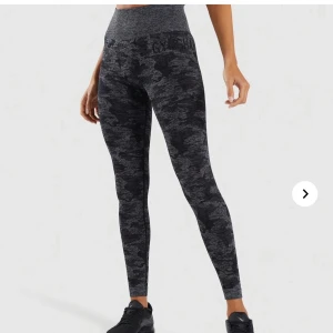 Gymshakr tights i storlek s - Camo tights från Gymshark i storlek s