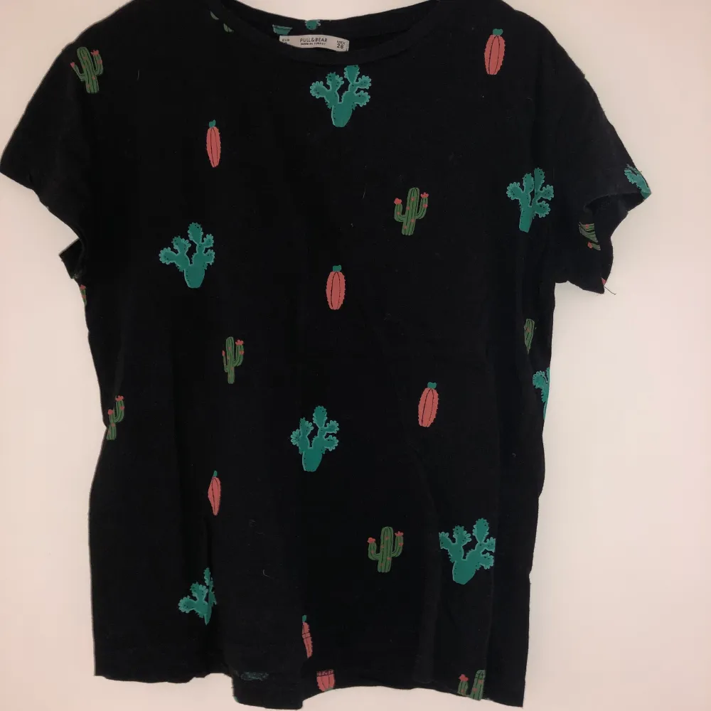 Säljer en svart T-shirt med kaktusar på! Den är i bra skick! Köparen står för frakten.. T-shirts.