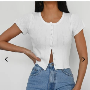 Vit drömtopp med knappar!✨✨ - Säljer nu även denna fina toppen! Passar xs-s! Helt oanvänd! Frakt 82 kr!🦋💛buda!