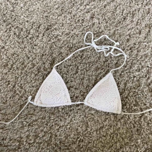  - Söt bikiniöverdel från Gina tricot. Knytbar på båda ställena och trianglarna går att flytta. Vit spets och mjuk kudde bakom. Använd en sommar och bra skick!