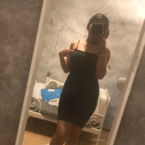 grön klänning - från plt använd bara en gång i bra skick köparen står för frakt