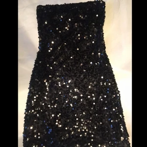 Vila nyårsklänning  - Super snygg tajt klänning med svart glitter! 🔥🔥 Formar kroppen väldigt bra och glider inte ner! 😃 Storlek XS men passar även S väldigt bra! Från VILA :) Fraktar eller möts upp i Skåne  :)