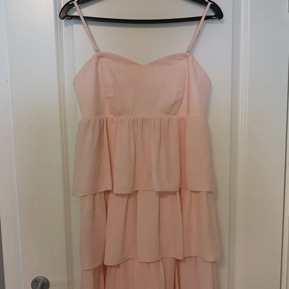 Ljusrosa klänning i storlek 36, axelbanden går att ta bort om man vill ha helt axellöst:) Endast använd ett par gånger . Klänningar.