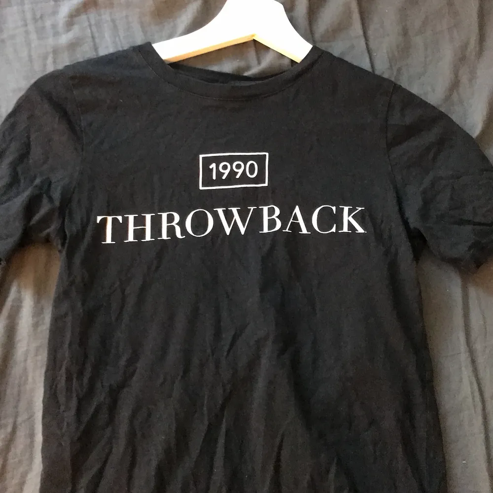 Säljer denna fina tröjan som jag använt men är i jätte bra skick med text på org pris 129kr säljer för 55kr + frakt . T-shirts.
