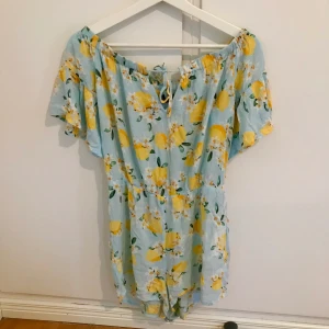 Citron jumpsuit - En jättefin ljusblå playsuit med citroner på. I storlek 36. Väldigt fin färg och modell från Gina tricot. Frakt tillkommer som köparen står för. Priset går att diskutera. Vid frågor så är det bara att höra av sig.