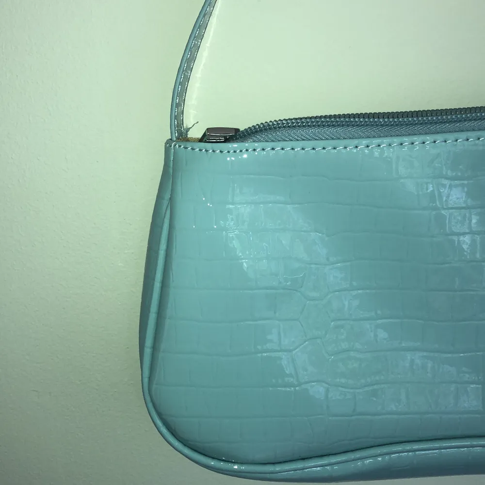 Jättefin babyblå/ljusblå väska i ”krokodil” mönster! Fick nyss hem den, aldrig använd eftersom den ej passade mig. Köparen står för frakt, priset kan diskuteras . Väskor.