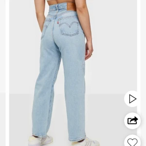 Levis jeans  - Levis jeans i modellen ribcage<3 TOPPENSKICK! En rak modell som gör hela vägen ner på mig som är 165 cm.  1200kr nypris. Köparen står för frakten, 27 i midjan och 29 i längden🦋 !BUDA!
