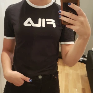 Fila t-shirt stl S - Svart Fila T-shirt med vit krage och mudd på ärmen. Fila märket är även vitt. Mycket fint skick, sparsamt använd! Frakt tillkommer (50 kr), är det många intresserade blir det budgivning😊
