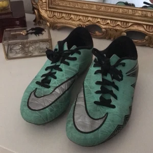 Nike fotbollsskor - Säljer ett par fotbollsskor som är använda under en månad. Som nya, behöver bara tvättas lite på utsidan. 