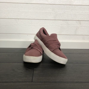 Stilrena skor - Stilrena skor men populär look. Fin gammal rosa med mocka. Säljes då de inte kommer till användning. Sparsamt andvända. Pris går att diskutera. 