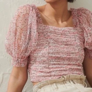 Blommig top i stl M - Använd endast en gång på midsommar. Den är superfin men kommer aldrig till använding och garderoben måste rensas. Frakten ingår i priset. Kan passa både en S & M!