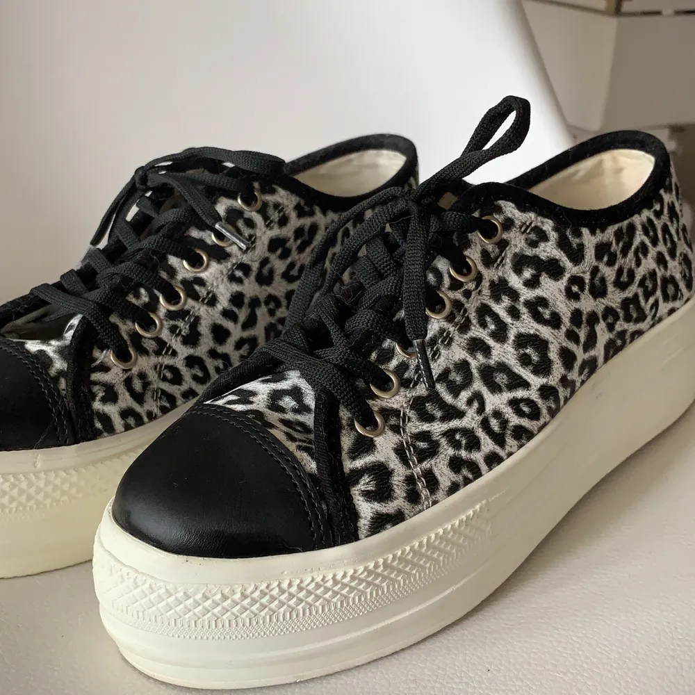 Säljer mina sjukt fina leopard sneakers. Använd endast vid 2 tillfällen. Köparen står för frakten.. Skor.