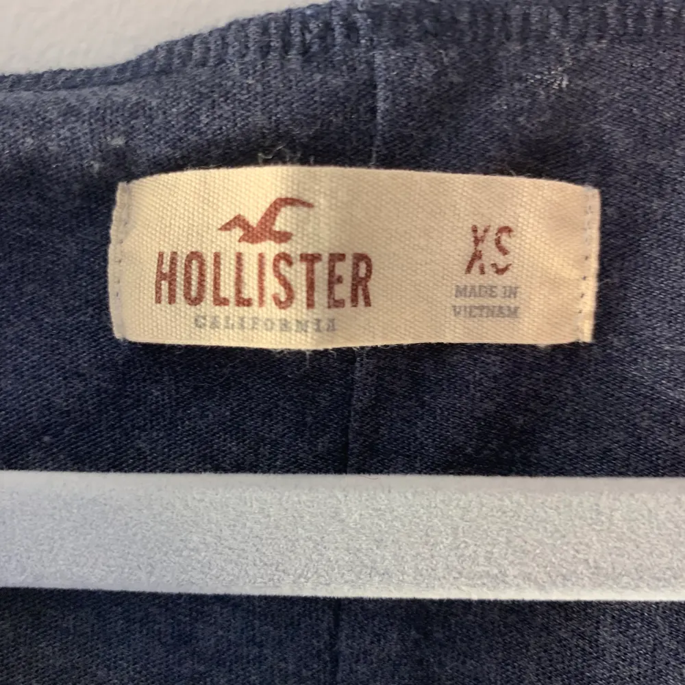 En t-shirt från hollister aldrig använt jätte mjukt material storlek XS men passar en S också. T-shirts.