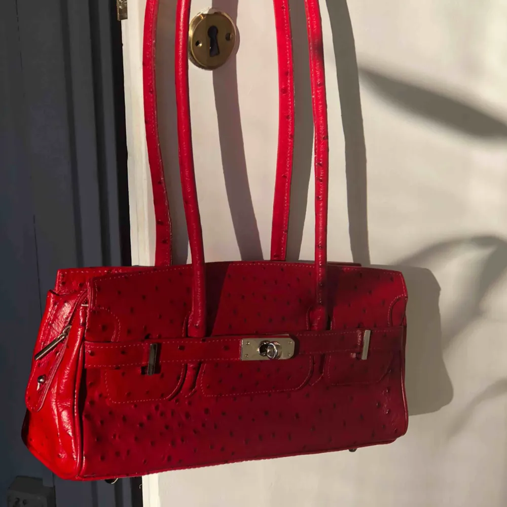 Röd Y2K skin väska, köpt second hand, står inte vilket märke. Väskor.