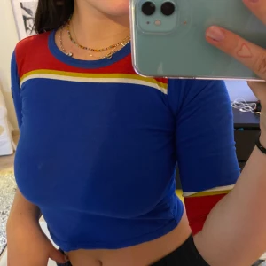 Magtröja  - En fin färgglad magtröja. Passar till det mesta! Köparen står för frakten annars möts vi upp på söder 🍓