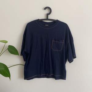 Mörkblå t-shirt från Monki. Knappt använd. 