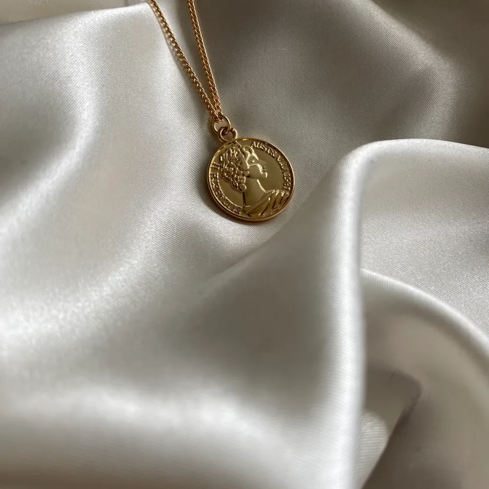 Super snyggt och trendigt Coin halsband från mitt företag Zohio Jewelry💕Frakten tillkommer på 11kr . Accessoarer.