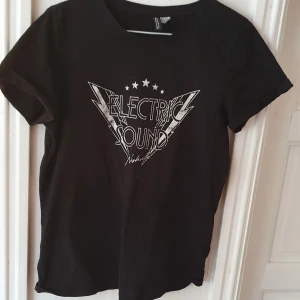 Svart tshirt med tryck - Svart t-shirt med texten "Electric sound Nashville" från H&M. Använd ett fåtal gånger så nästan som ny ⭐ Storlek S och är lite oversized. Säljs då den inte används 🧡 Kontakta vid frågor/intresse 💜 frakt inräknad