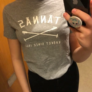 T-shirt  - Grå t-shirt från tännäs kröket. Lite högre i halsen. Inköpt för ca 2/3 år sedan och är knappt använd. Storleken säger 12/14, men jag skulle säga att det är en XS. Skicka ett meddelande till mig om du vill ha fler/bättre bilder! ☺️ 50kr+frakt