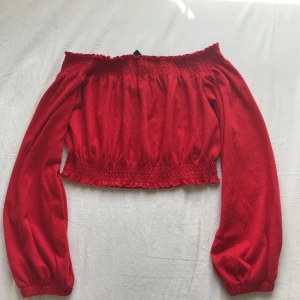 Röd off shoulder tröja! - Säljer en röd off shoulder från hm. Använt ett fåtal gånger. Är tajt vid axlarna men sitter annars bra, säljer pågrund av att den inte används och inte är min stil. Om fler är intresserade blir det bud givning. Köparen står för frakten💗 Tar swish