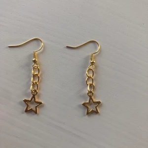 Örhänge - Säljer egengjorda örhängen. 10% av vinsten går till en organisation för att hjälpa sköldpaddor. Frakten är inkluderad i priset. Följ mig på instagram, zea.detailz. Örhängen kostar 60kr och armband 80kr. Meddela vid specialbeställningar.