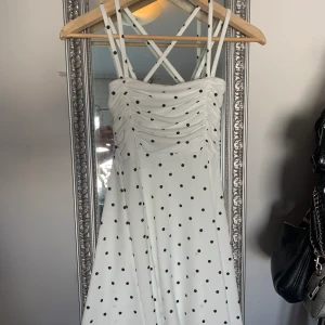 Pretty Little Thing klänning - Helt oanvänd klänning köptes för några månader sedan, storlek 8 vilket är som en 36. Jätte skön, snygg rygg