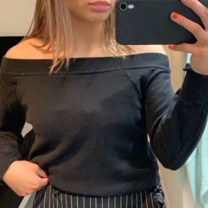 Off shoulder sweatshirt - En svart off shoulder sweatshirt ifrån ginatricot, storlek S